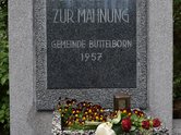 Blumengebinde am Denkmal in Büttelborn