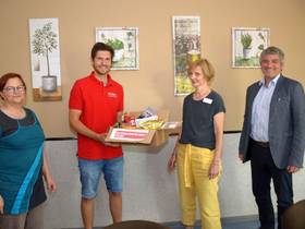 Übergabe des Snack-Paketes an Frau Monika Witt vom ZfG. Mit Christiane Böhm und Bürgermeister Marcus Merkel