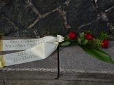 Blumengebinde am Denkmal in Klein-Gerau