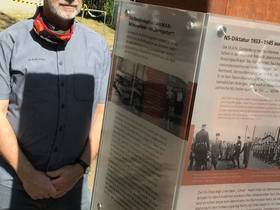 Andreas Swirschuk am Mahnmal für die Opfer des Zwangsarbeiterlagers der MAN in Gustavsburg