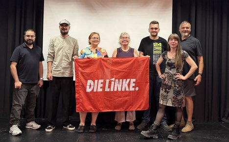 Bild mit neuem Kreisvorstand Die Linke Groß.Gerau; v.l.n.r.: Anastasios Kalpinis (kooptiert für Bildungsarbeit), Stefan Weißenborn, Christiane Böhm, Petra Geyer, Michael Mitschke, Esther Weißenborn, Peter Ortler. Auf dem Foto fehlen Christian Kracker und Sandra Dornheim