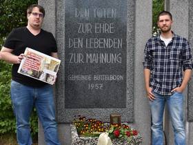 Andreas Fink und Dennis Kahlenberg am Denkmal in Büttelborn