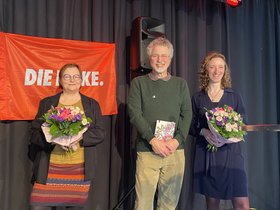 Die Direktkandidatinnen Christiane Böhm, links, und Hanna Mohr umrahmen den Moderator Dr. Harald Braun