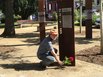Niederlegung von Blumenschmuck am Mahnmal für die Opfer des Zwangsarbeiterlagers der MAN in Gustavsburg